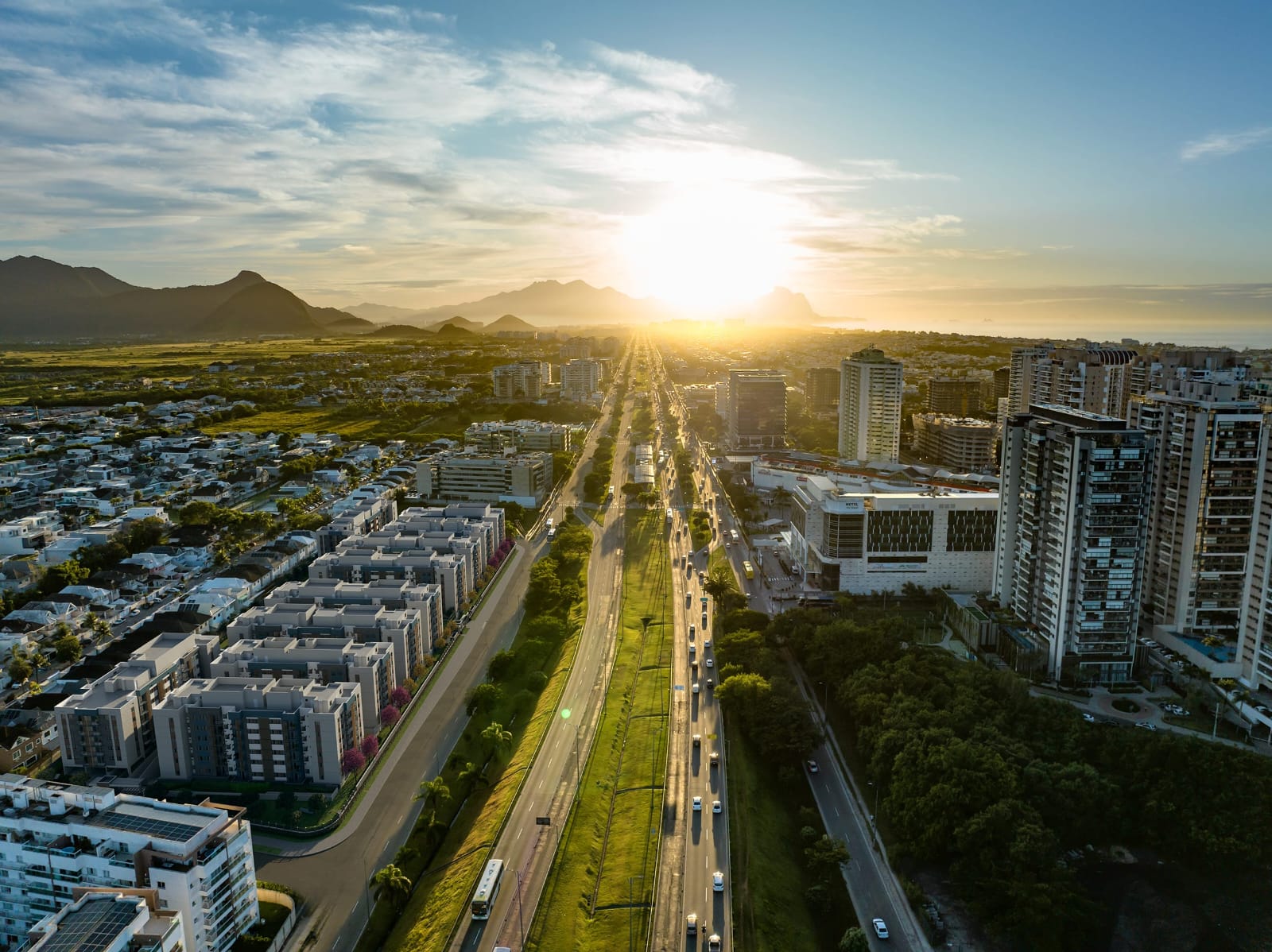 Vista aérea do Américas 19 na Avenida das Américas, Recreio dos Bandeirantes — próximo ao BRT Recreio Shopping e às praias do Recreio e Grumari