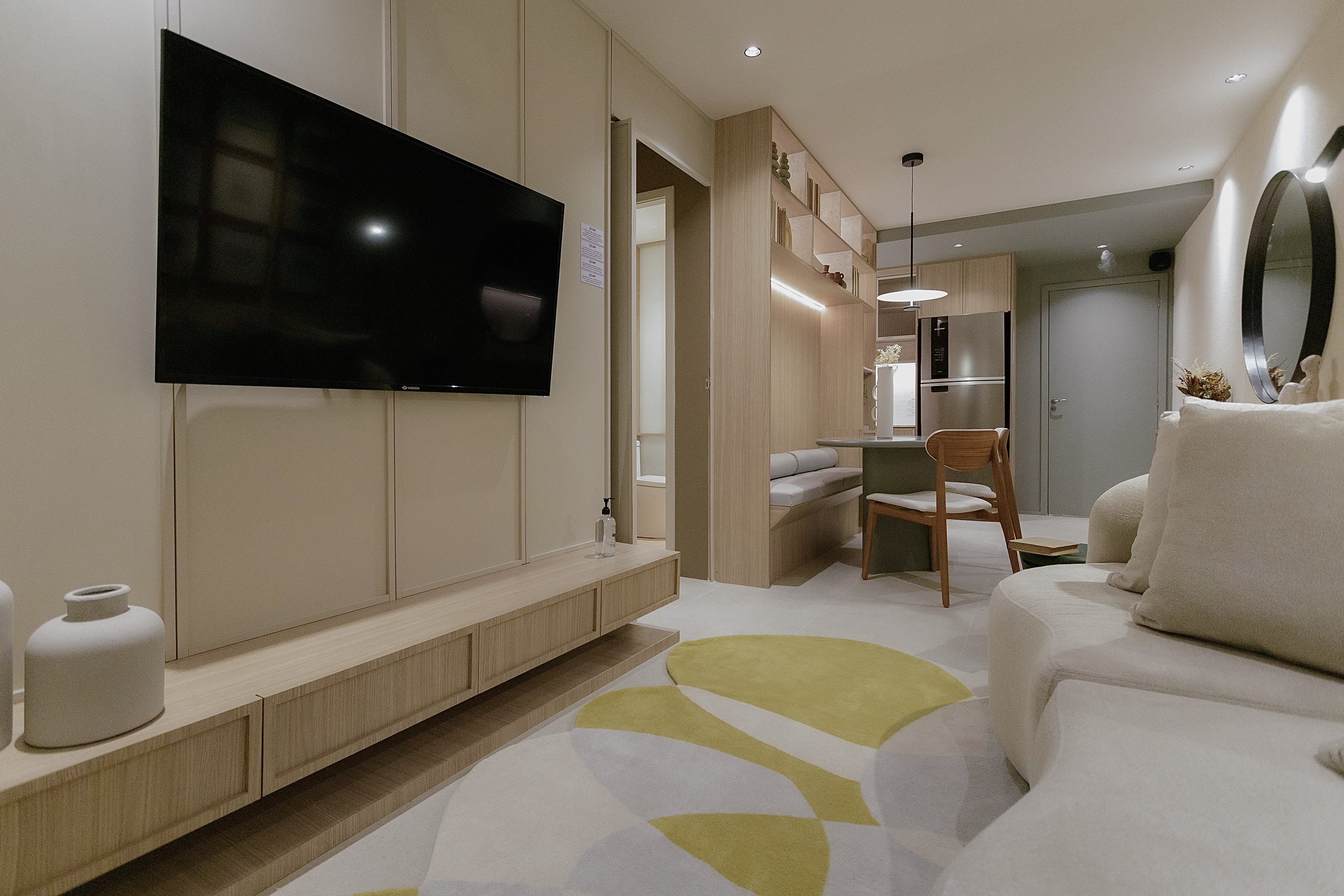 Sala de estar integrada do apartamento 2 quartos com suíte do Américas 19 — layout aberto com varanda, Recreio dos Bandeirantes