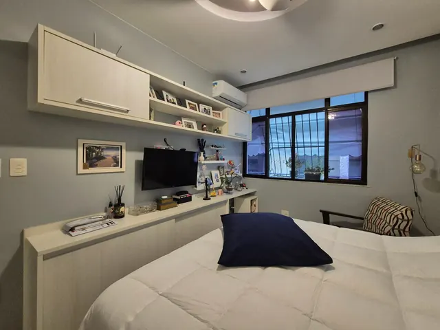 Quarto com armários planejados no apartamento do Recreio