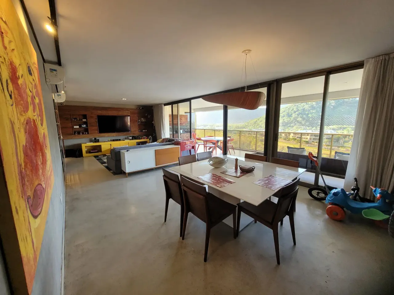 Sala integrada do apartamento Royal Blue na Barra da Tijuca