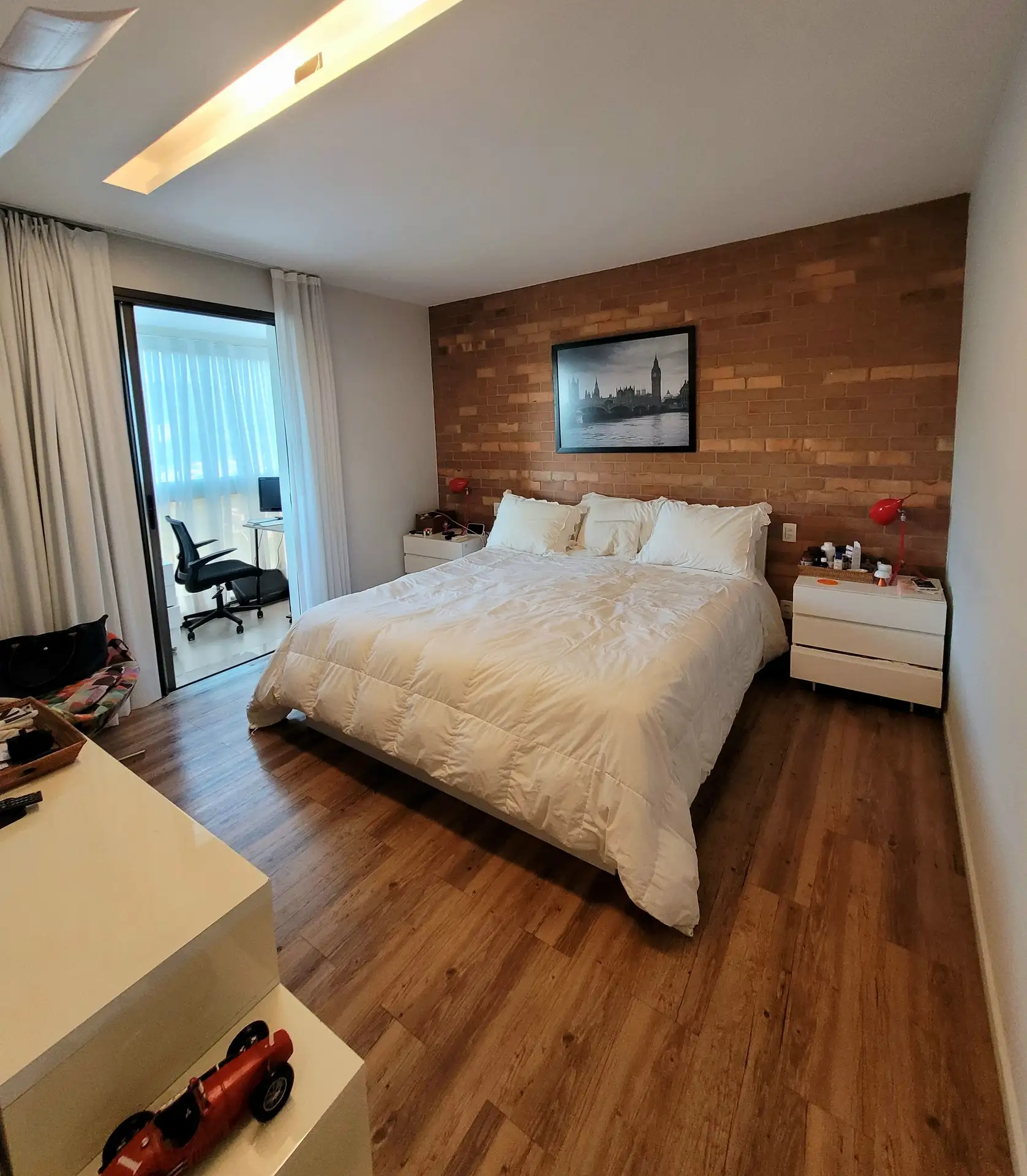 Suíte master do apartamento no Royal Blue Barra da Tijuca com acabamento de alto padrão