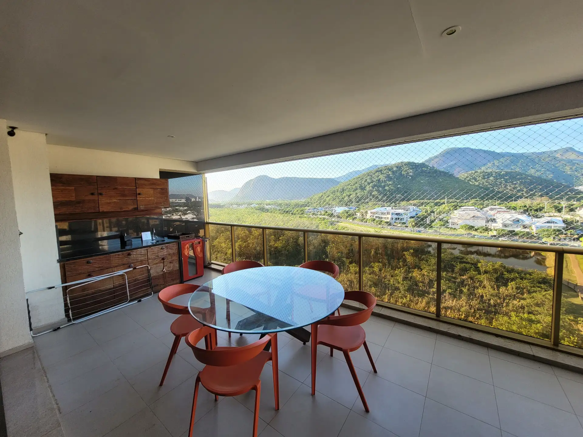 Varanda gourmet do apartamento Royal Blue com vista para a Barra da Tijuca