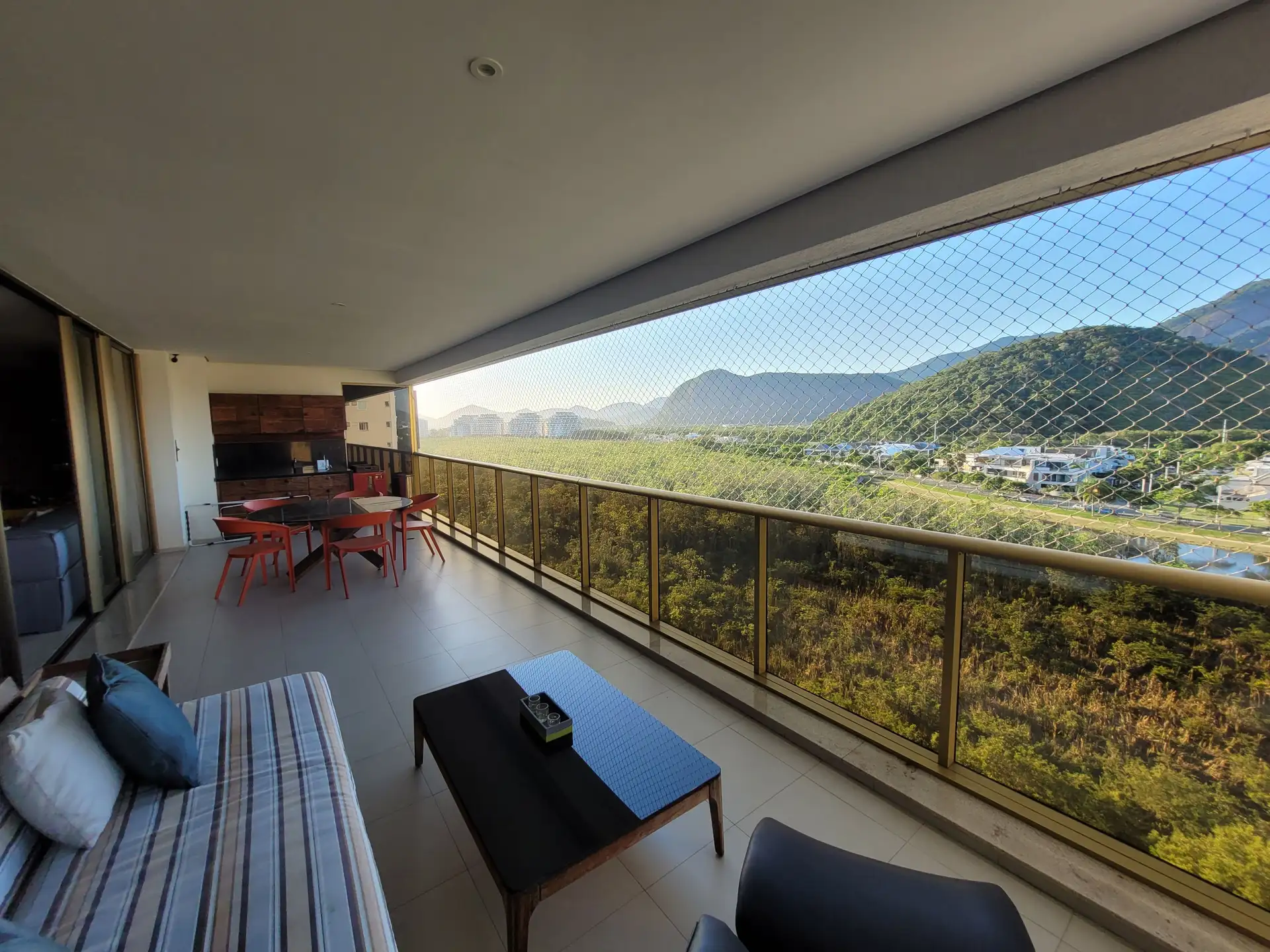 Vista para o Maciço da Pedra Branca a partir do apartamento Royal Blue na Barra