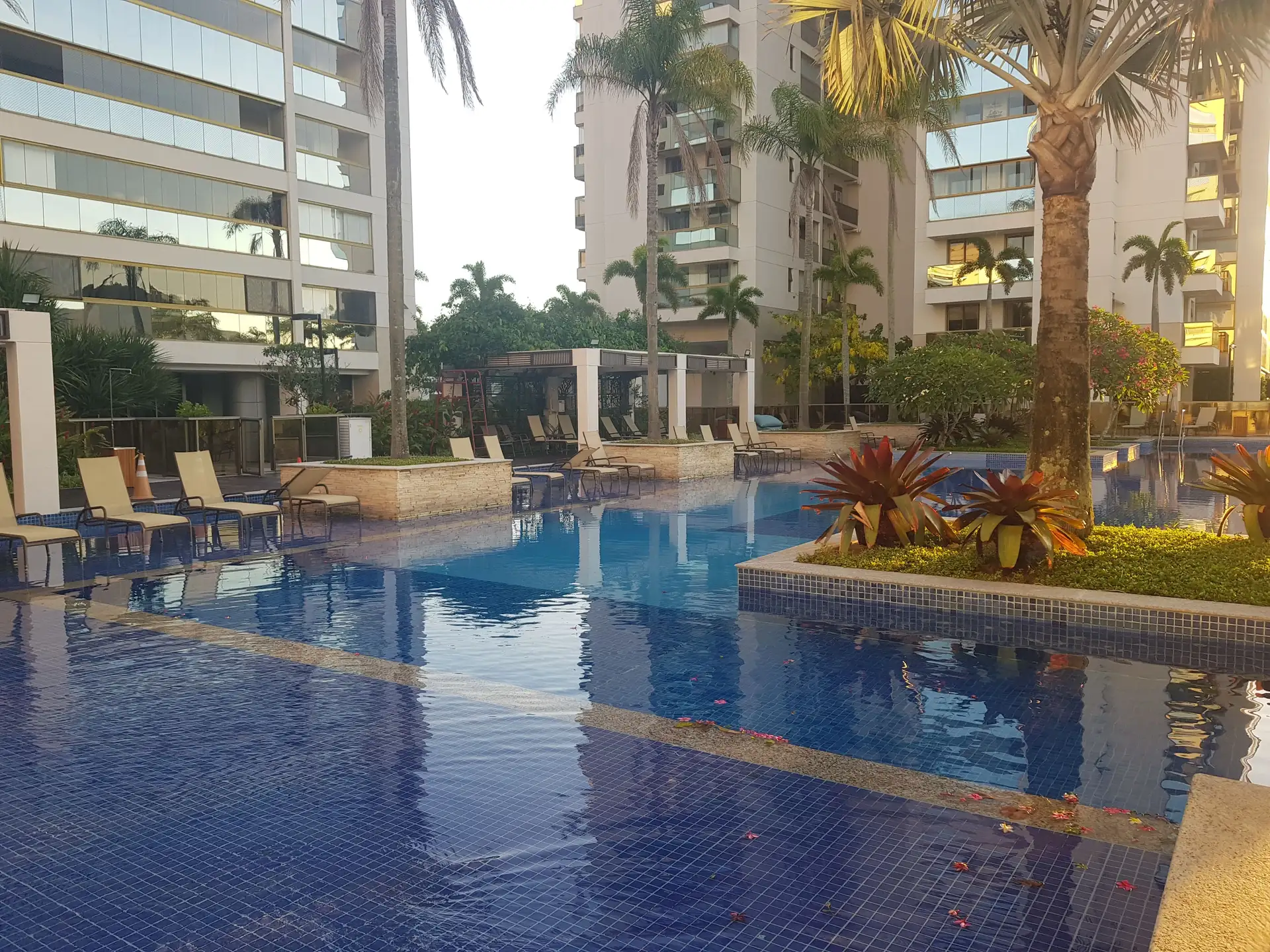Piscina do condomínio Royal Blue Barra da Tijuca