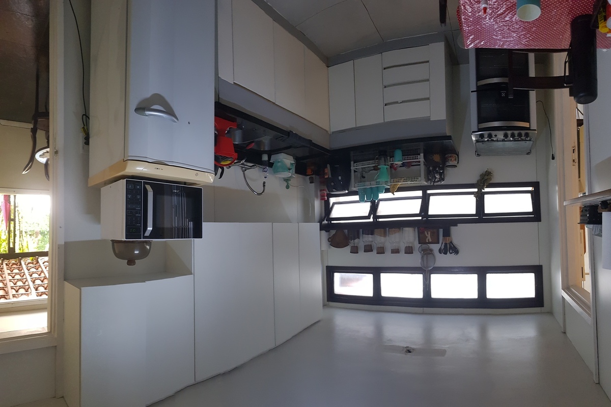Cozinha espaçosa com enorme potencial de reforma moderna – casa condomínio fechado Barra da Tijuca RJ