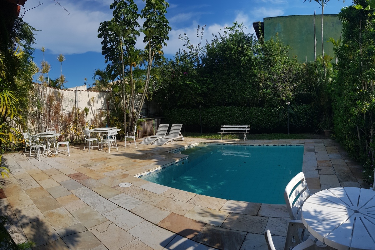 Área da piscina exclusiva da casa com churrasqueira – condomínio Vivendas do Bosque Barra da Tijuca