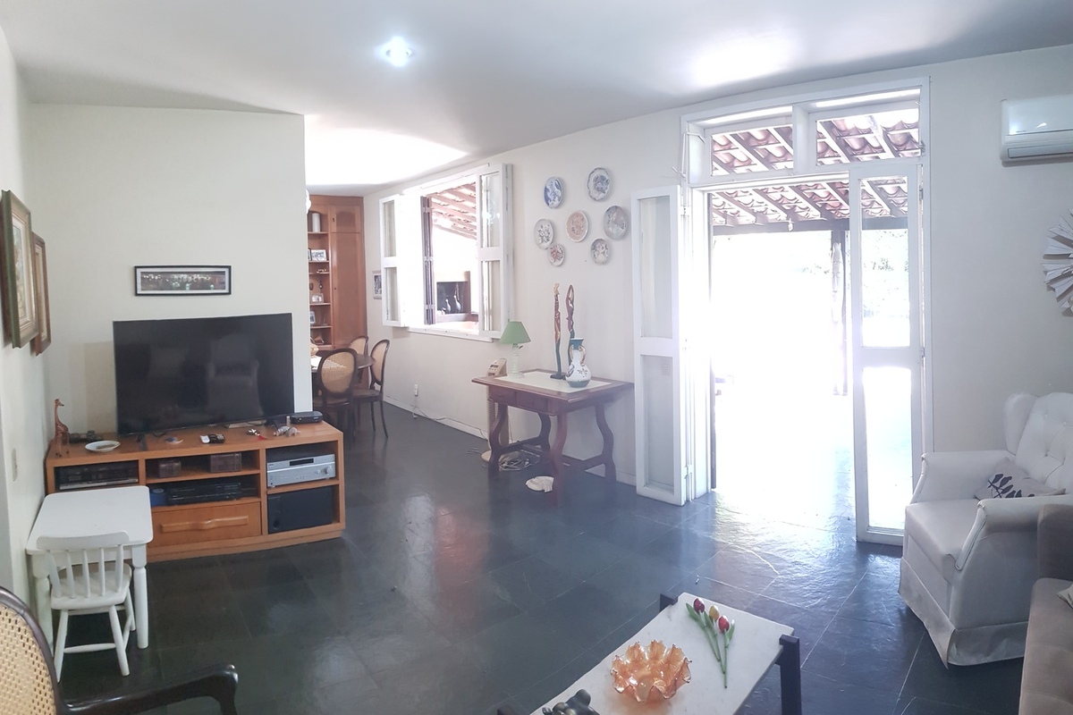 Sala de estar ampla e integrada – perfeita para personalizar e reformar – casa Vivendas do Bosque Barra da Tijuca