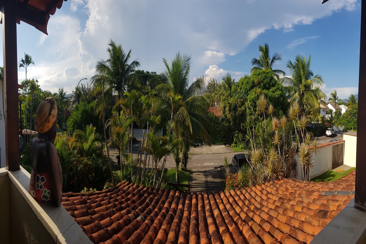 Vista privilegiada da varanda da suíte master – casa Vivendas do Bosque ao lado do Bosque da Barra