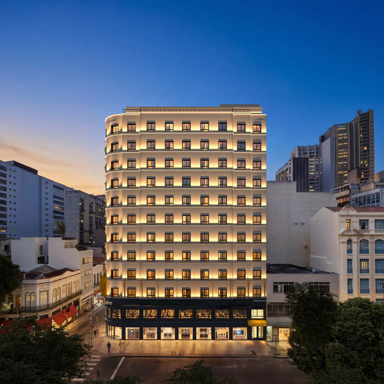 Lumière Studios Boutique – Fachada Noturna